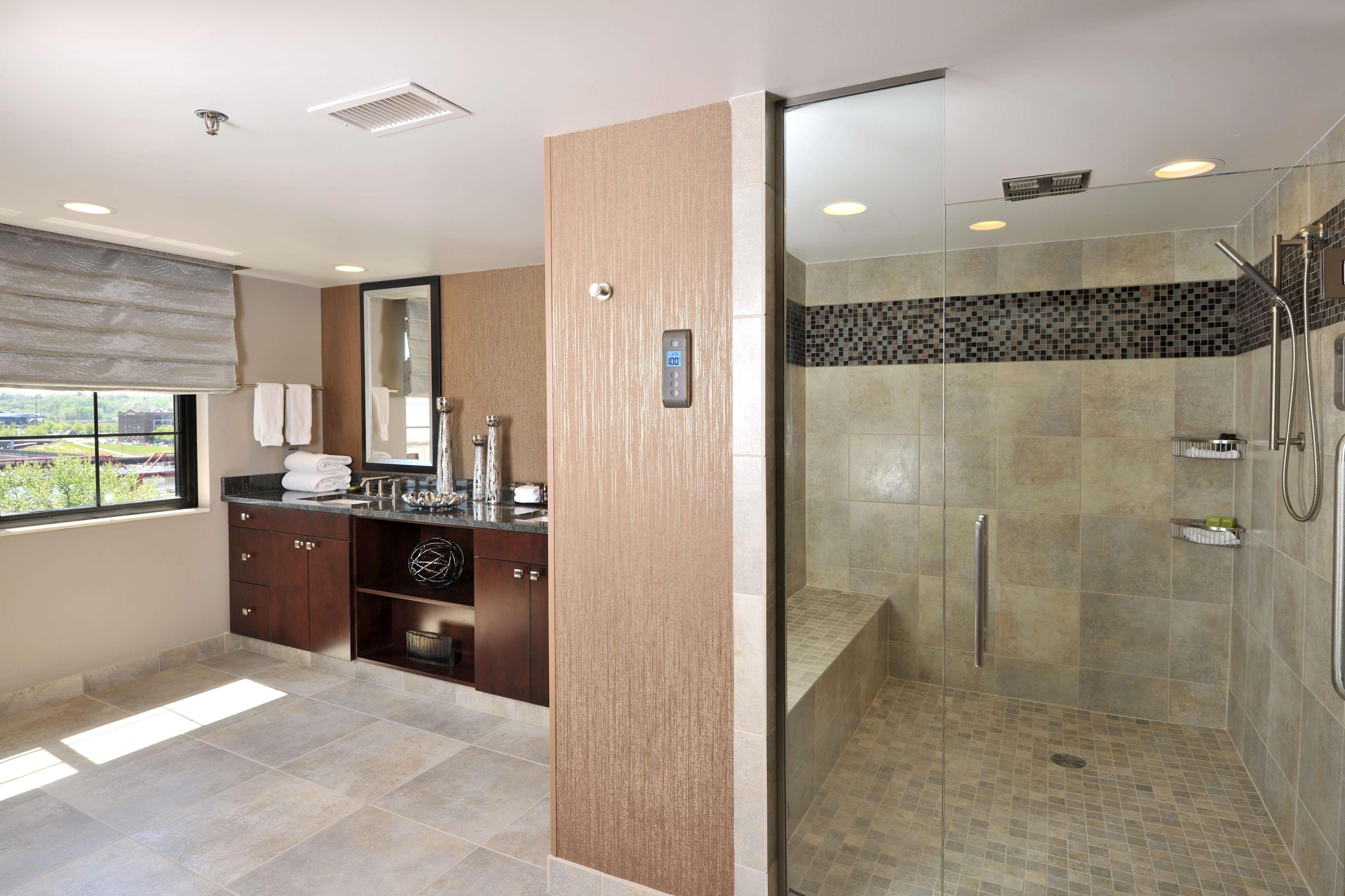 Embassy Suites Des Moines Downtown Phòng bức ảnh