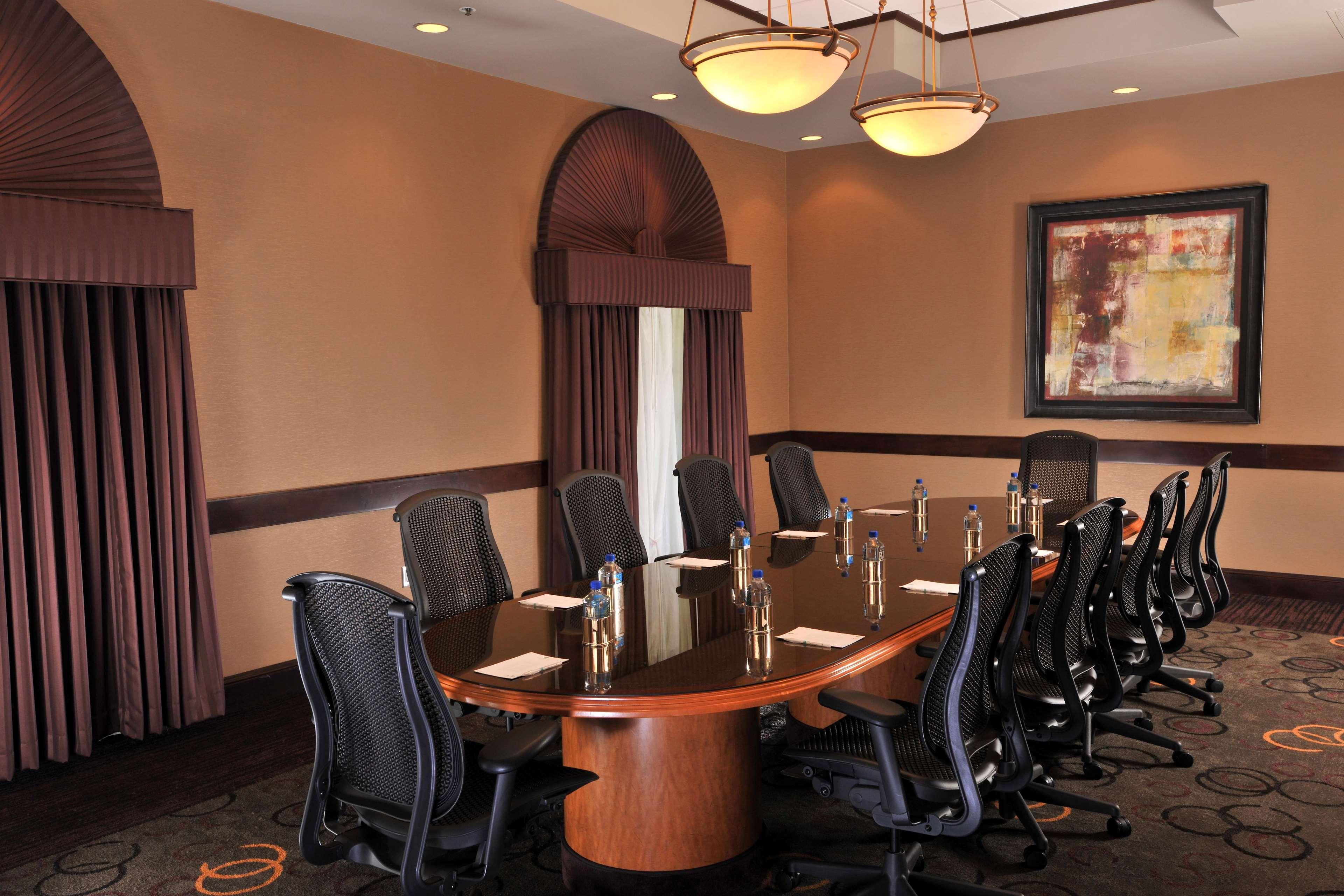 Embassy Suites Des Moines Downtown Kinh doanh bức ảnh