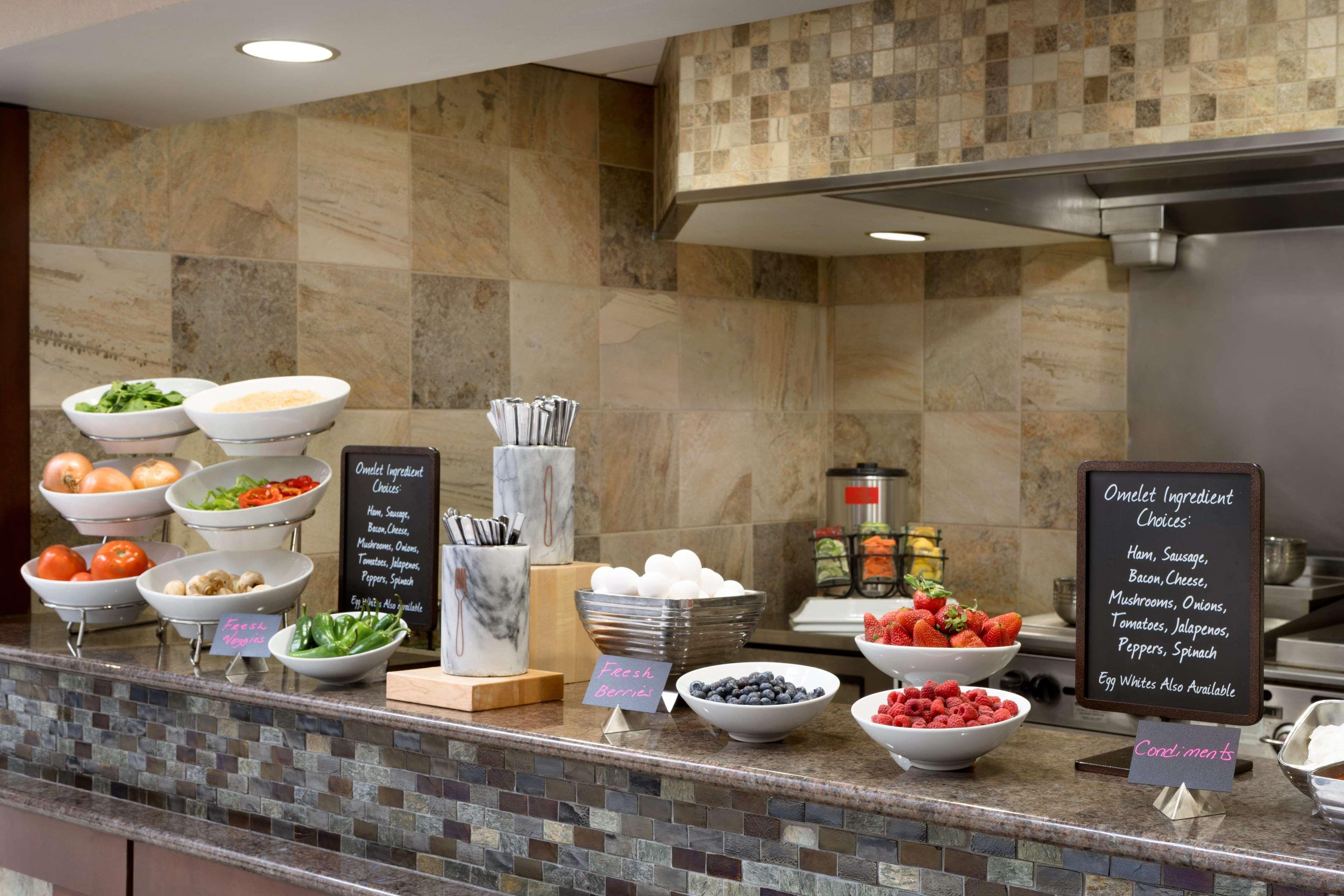 Embassy Suites Des Moines Downtown Ngoại thất bức ảnh